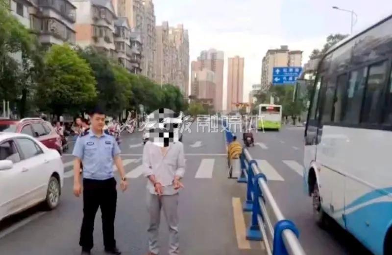 被拘！内江一男子开车撞坏隔离栏逃逸，居然是因为跟老婆吵架