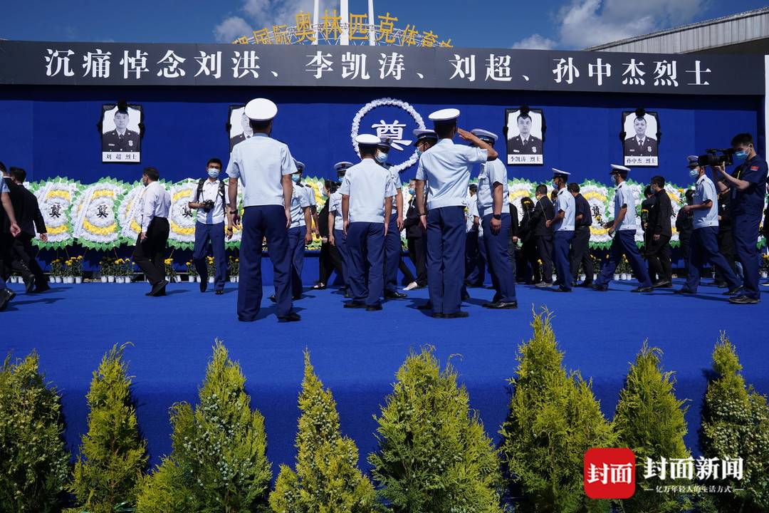 送英雄最后一程！内江人民观看直播悼念机长刘洪