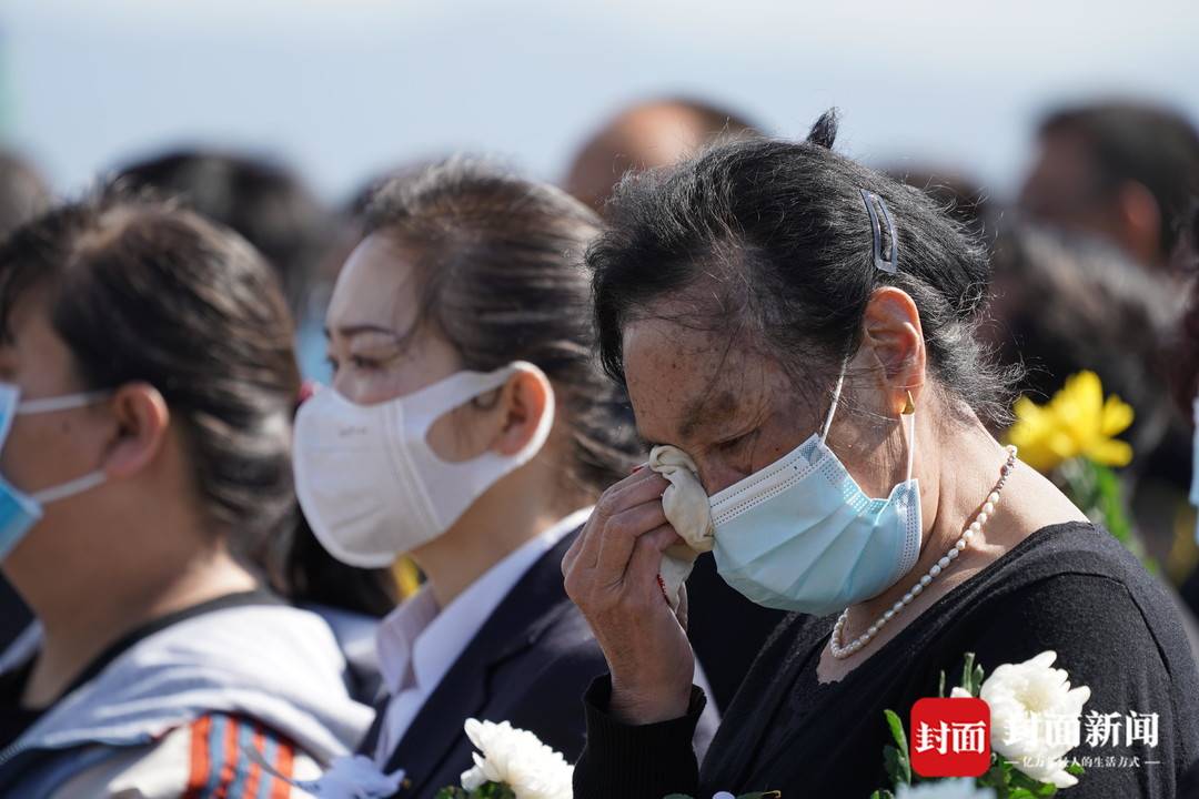 送英雄最后一程！内江人民观看直播悼念机长刘洪(图2)