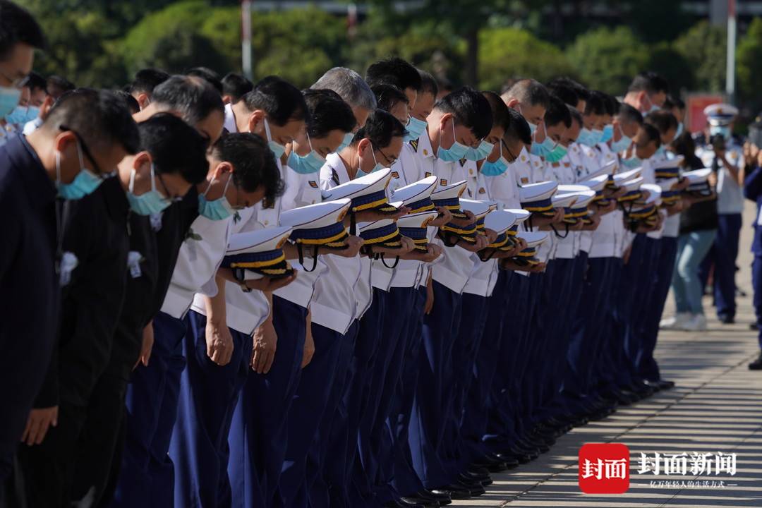 送英雄最后一程！内江人民观看直播悼念机长刘洪(图4)