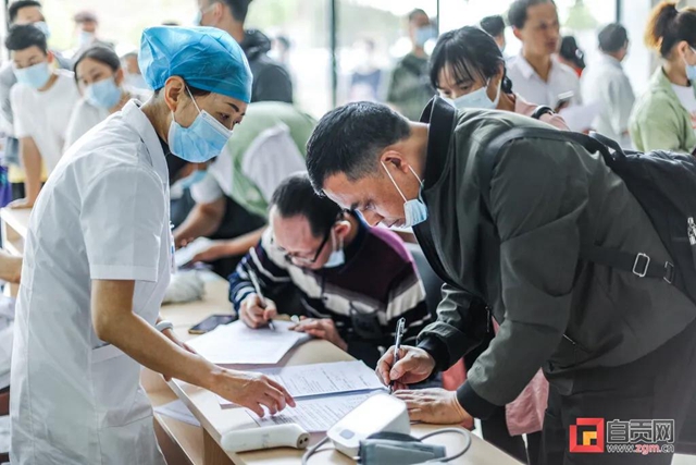自贡开始大规模免费接种新冠病毒疫苗(图2) 自贡开始大规模免费接种新冠病毒疫苗(图2)