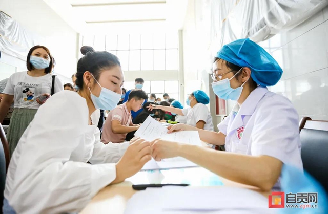 自贡开始大规模免费接种新冠病毒疫苗(图3) 自贡开始大规模免费接种新冠病毒疫苗(图3)