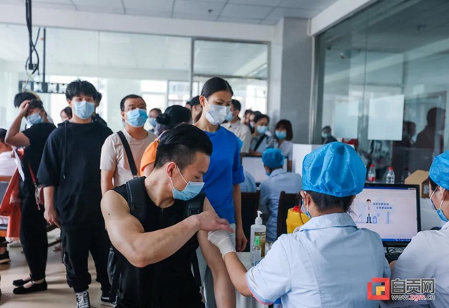 自贡开始大规模免费接种新冠病毒疫苗(图5) 自贡开始大规模免费接种新冠病毒疫苗(图5)