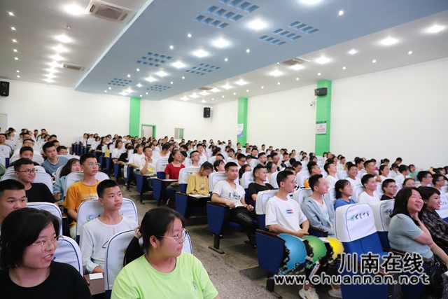 ​党外知识分子、中国首席白酒品酒师、郎酒公司副总经理沈毅做客古蔺中学(图10)