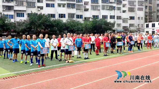 跟娃娃的同学的家长一起踢足球，泸州这个学校有6支“爸爸队”