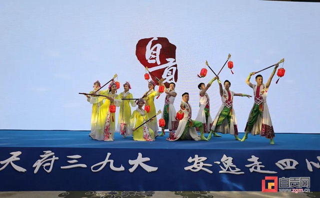 蔡紫在四川文化旅游推介活动中为自贡灯会代言(图5)