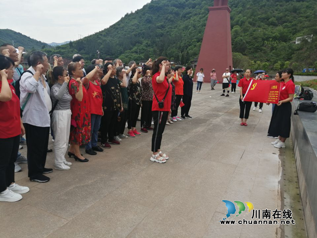 江阳区大山坪街道山岩脑社区：跟党走，重走长征路(图2)