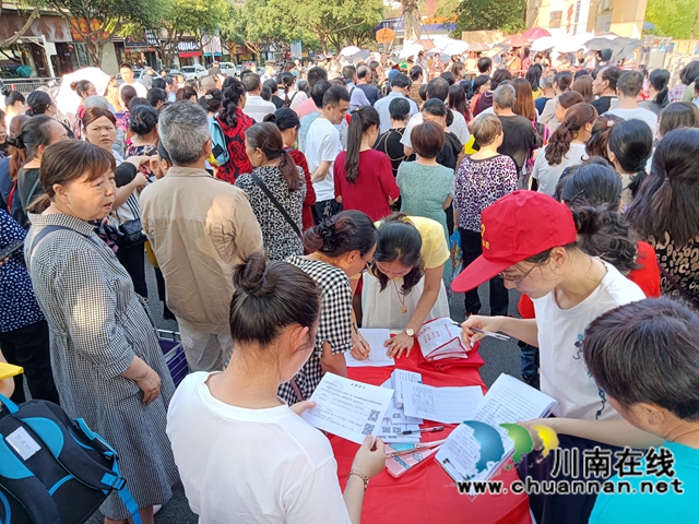 江阳区华阳街道：“志愿服务行”护航新冠疫苗接种工作(图2)