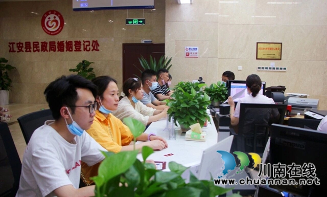 宜宾江安市民中心多项措施应对“520”结婚登记甜蜜小高峰