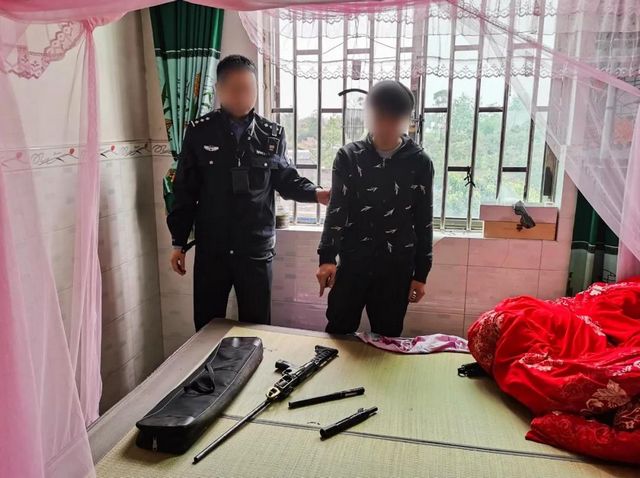泸州小伙自制枪支并配有“消音器”,大胆拿到户外测试……(图8) 泸州小伙自制枪支并配有“消音器”,大胆拿到户外测试……(图8)