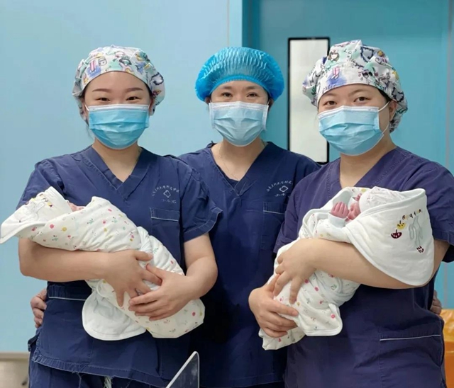 罕见！泸州52岁高龄产妇生下双胞胎！