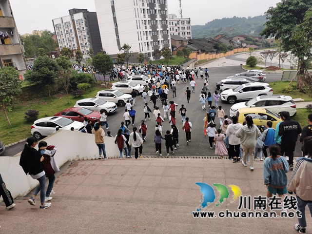心系安全，防范未然！纳溪区护国中学开展安全疏散演练(图3)