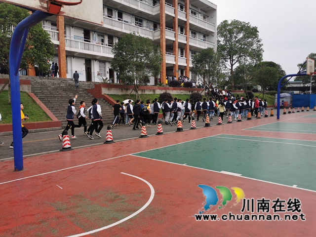 心系安全，防范未然！纳溪区护国中学开展安全疏散演练(图2)