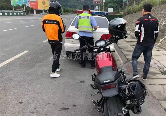 惊险！摩托车飙上蓉遵高速，高速公安迅速布控在威远成功拦截