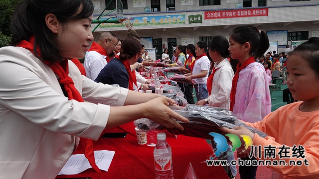 泸州市“小书包·大爱心”公益活动发放仪式在古蔺举行(图7)