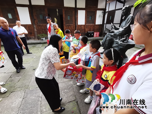 用爱心温暖人心！民盟龙马潭区基层委员会走访慰问留守儿童