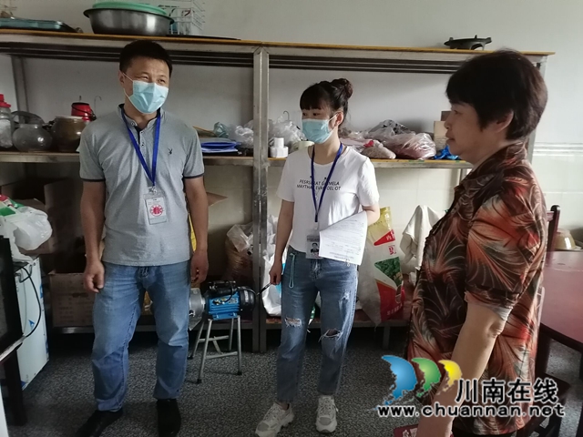 泸县云龙镇市监所检查敬老院食品安全