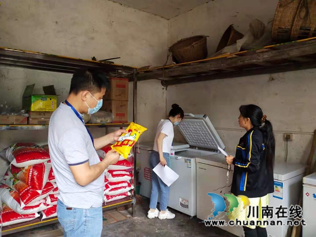 泸县云龙镇市监所检查敬老院食品安全(图2)