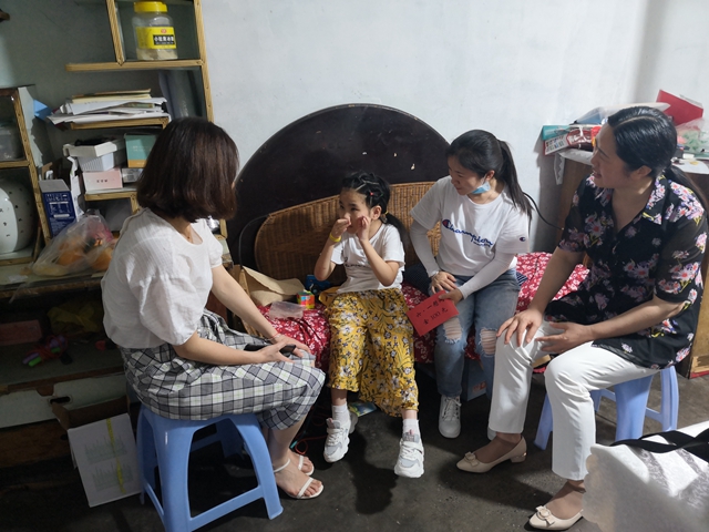 龙马潭区小市街道关工委开展“六·一”儿童节慰问活动