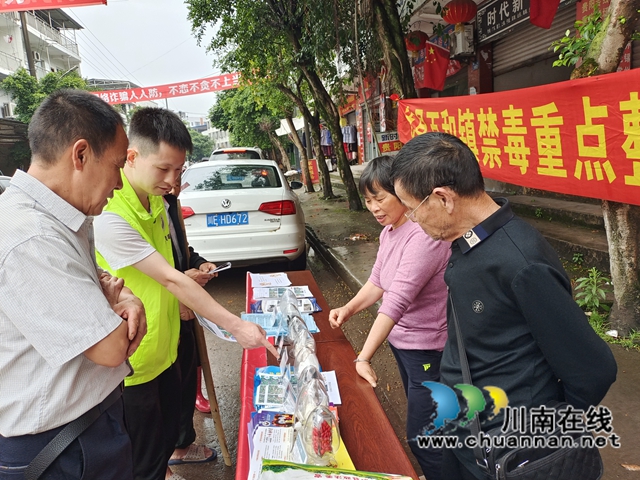 泸县百和镇开展逢场天禁毒宣传活动