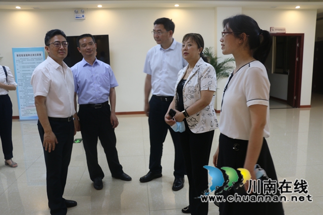 四川省新冠病毒疫苗接种工作督导组到泸州市龙马潭区红星街道天立社区接种点指导疫苗接种工作