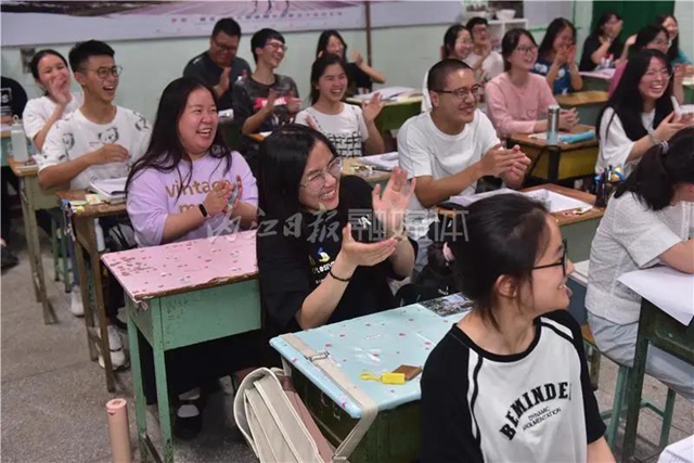 千余名学生赴考，66辆专车护航，内江“毛坦厂”中学迎来高考(图5)