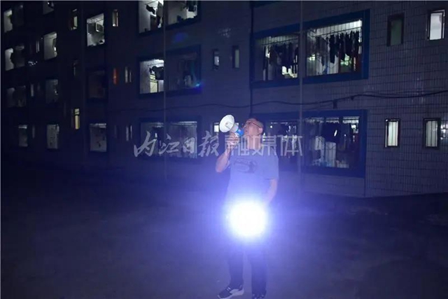 千余名学生赴考，66辆专车护航，内江“毛坦厂”中学迎来高考(图8)