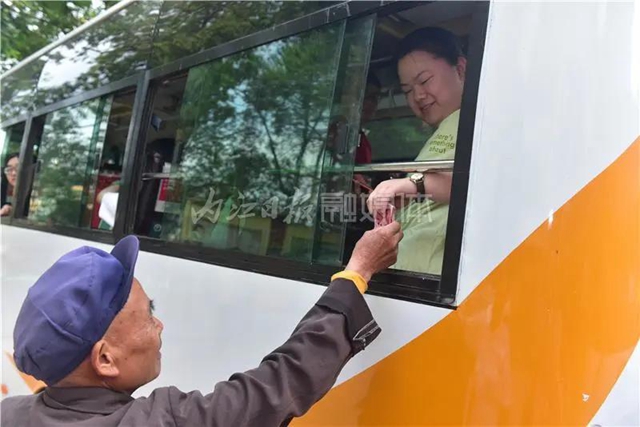 千余名学生赴考，66辆专车护航，内江“毛坦厂”中学迎来高考(图13)