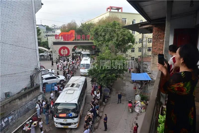 千余名学生赴考，66辆专车护航，内江“毛坦厂”中学迎来高考(图15)