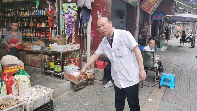 内江威远医生徒手夺刀救人，用行动诠释医者仁心