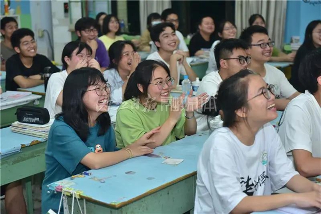 千余名学生赴考，66辆专车护航，内江“毛坦厂”中学迎来高考(图4)