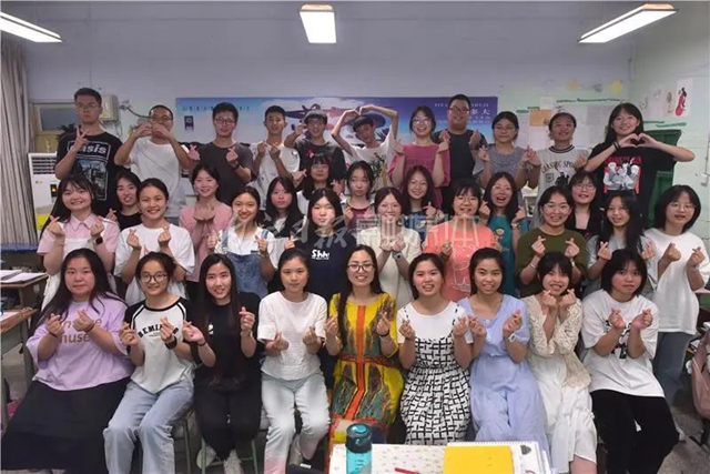 千余名学生赴考，66辆专车护航，内江“毛坦厂”中学迎来高考(图1)