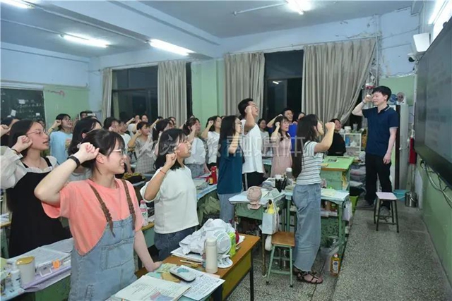 千余名学生赴考，66辆专车护航，内江“毛坦厂”中学迎来高考(图2)