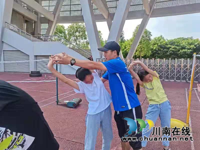 龙马潭区红星街道奥体社区开展“我为群众办实事”中考体能训练活动(图3) 龙马潭区红星街道奥体社区开展“我为群众办实事”中考体能训练活动(图3)