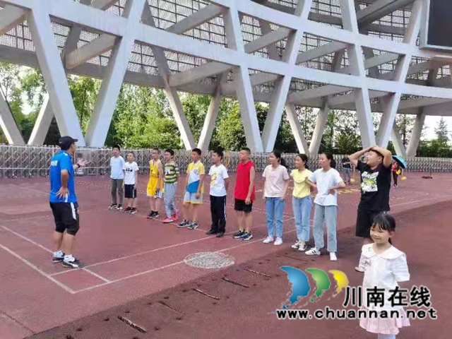 龙马潭区红星街道奥体社区开展“我为群众办实事”中考体能训练活动(图4) 龙马潭区红星街道奥体社区开展“我为群众办实事”中考体能训练活动(图4)