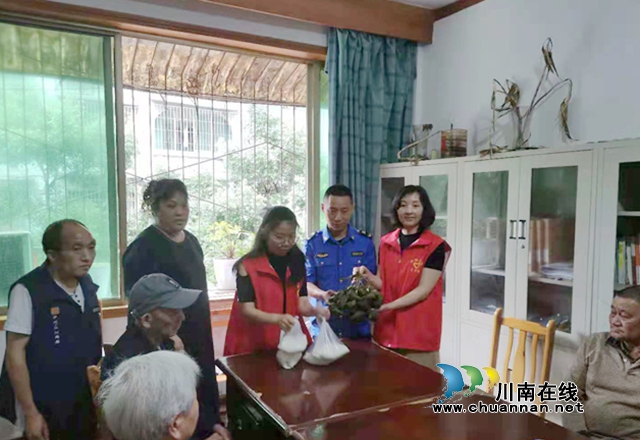 江阳区北城街道：城管队员献爱心，粽子送给敬老院