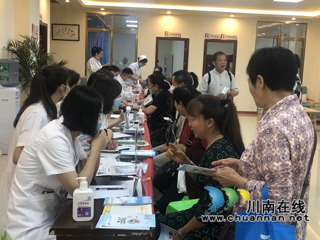 龙马潭区红星街道：我为群众办实事，公益义诊进社区