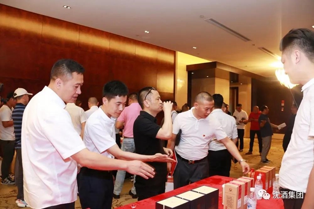 成都泸州商会叙永分会在蓉授牌，沈酒集团董事长沈鸿林被聘为名誉会长(图15)