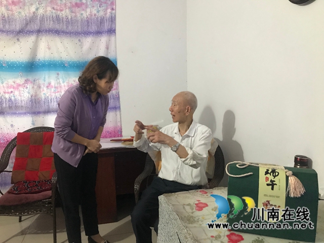古蔺县委统战部：浓情迎端午，走访慰问老干部(图2)