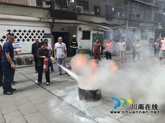 龙马潭区小市街道上大街社区：消防演练走进楼院
