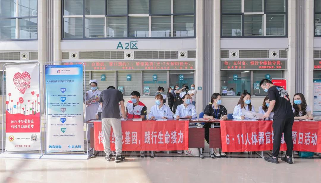 她只是路过，却从医院带走了一张“有份量”的证书！