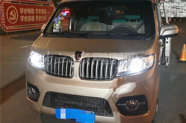 路上有“炸弹”？隆昌交警拦获一非法改装面包车
