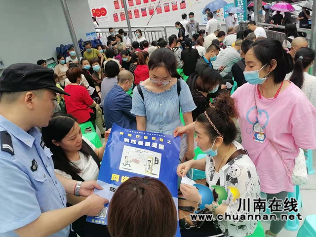 龙马潭区小市街道结合新冠疫苗接种工作开展多形式宣传