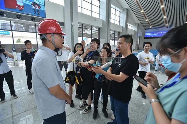 “浓墨泼彩”的一笔！绵泸高铁内江东站终于显露山水(图3)