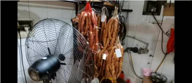 【分享】猪肉降价，四川民众反季节灌香肠？但这三个部位的肉要少吃！(图2)