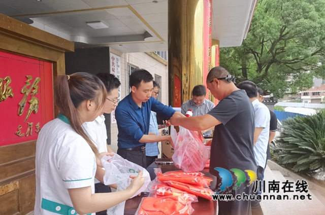 古蔺：乡贤人士胡毅捐衣助力乡风文明