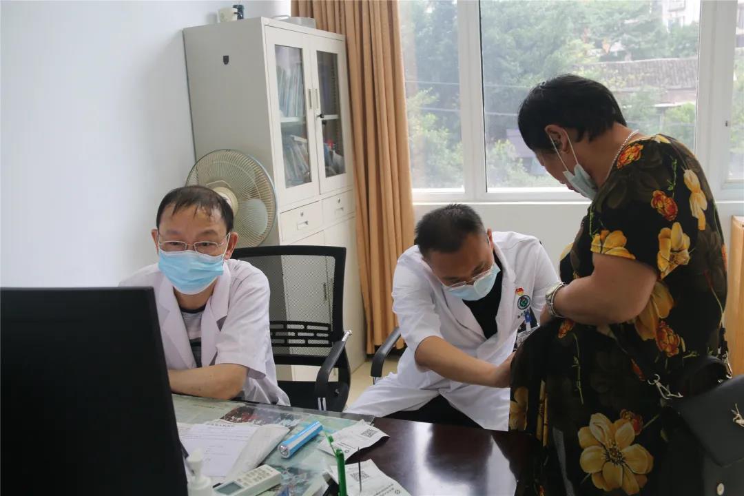 西南医大附院医疗集团赤水市人民医院签约暨授牌仪式举行(图15) 西南医大附院医疗集团赤水市人民医院签约暨授牌仪式举行(图15)