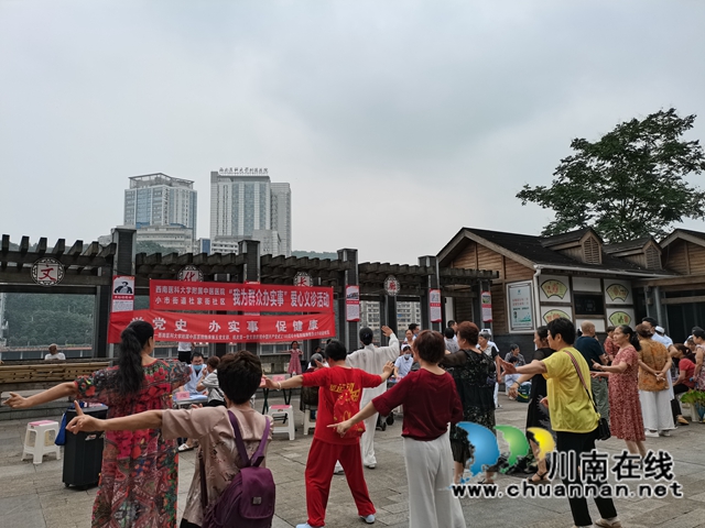 龙马潭区杜家街社区联合西南医大中医院开展爱心义诊活动(图2) 龙马潭区杜家街社区联合西南医大中医院开展爱心义诊活动(图2)