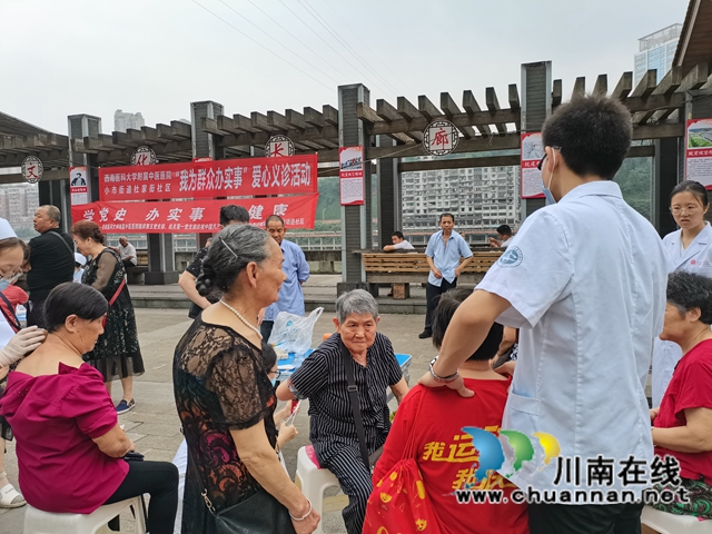 龙马潭区杜家街社区联合西南医大中医院开展爱心义诊活动