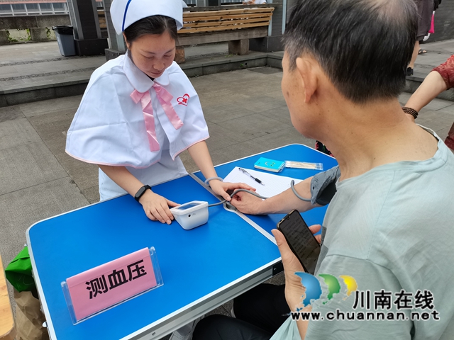 龙马潭区杜家街社区联合西南医大中医院开展爱心义诊活动(图3) 龙马潭区杜家街社区联合西南医大中医院开展爱心义诊活动(图3)